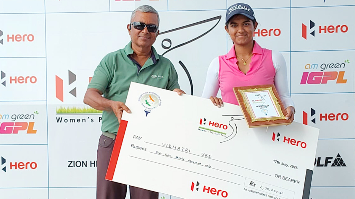 Vidhatri Urs receiving winner's cheque and trophy from Mr. George Menomparampil, Managing Director - Zion Hills Golf Country