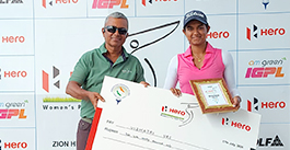 Vidhatri Urs receiving winner's cheque and trophy from Mr. George Menomparampil, Managing Director - Zion Hills Golf Country