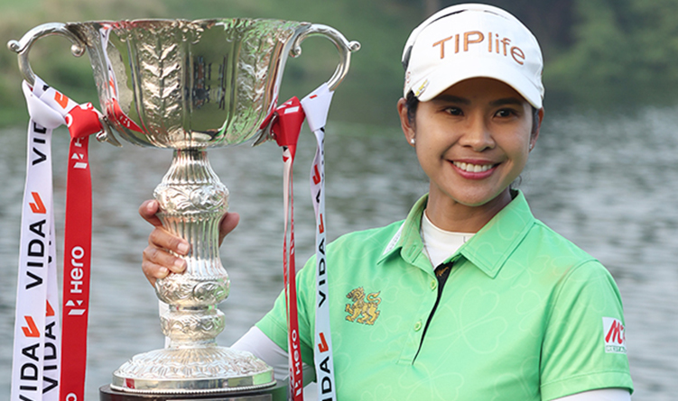 Shannon Tan of Singapore with her trophy