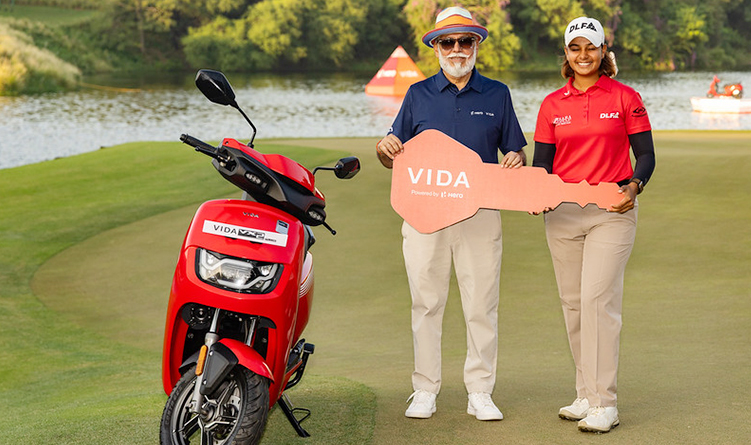Dr Pawan Munjal of Hero Motor Corp presentes top indian player, Hitaashee Bakshi with a Hero Scooter