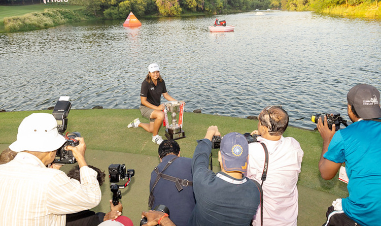 Shannon Tan of Singapore with her trophy