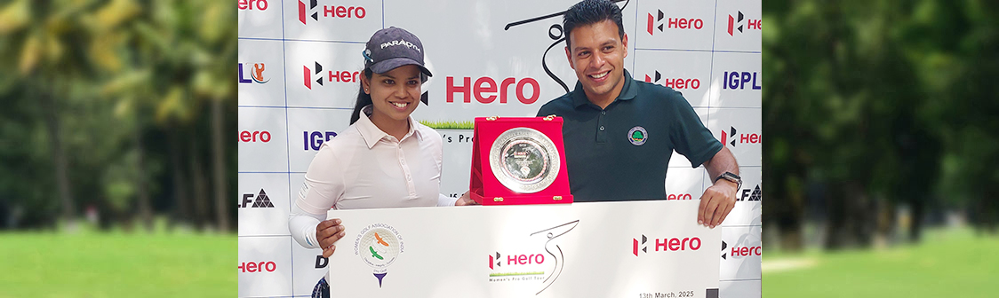 Ridhima Dilawari receiving winner's cheque from Mr. Mayukh Ray, Captain-Tollygunge Golf Club