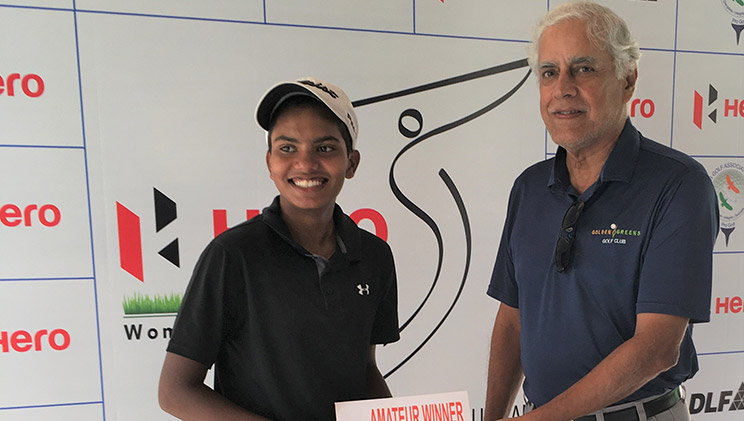 Day-3-Amateur Sneha Singh receiving winner's award from Mr. Ravi Grover, Director & CEO - Golden Greens