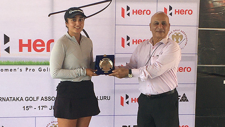 Ridhima Dilawari gets her prize from Sanjeev Mehra for winning the 8th Leg of the Hero WPGT