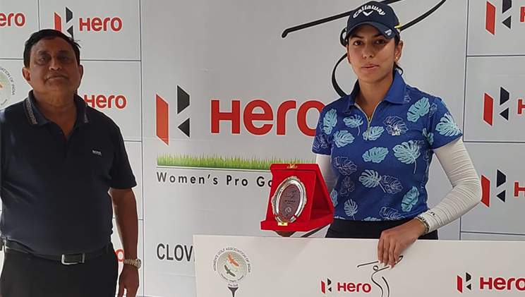 Gaurika Bishnoi, winner of the 8th Leg of the Hero WPG Tour, gets her prize from Austin Roach, Director Clover Greens