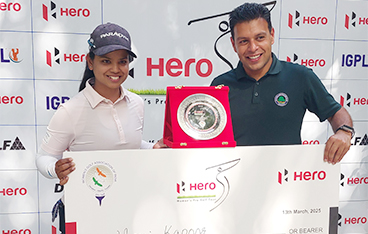 Vani Kapoor receiving winner's cheque and trophy from Mr. Rishi Mattu, General Manager-ITC Grand Bharat